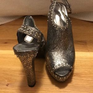 Metallic silver heels - BCBGeneration